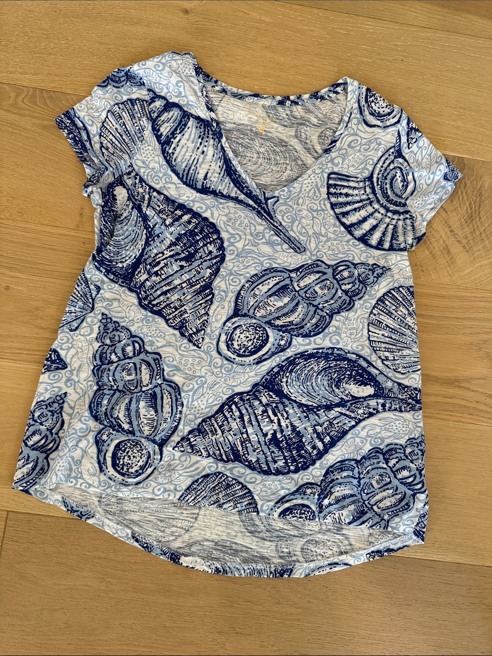 Lilly Pulitzer Short Sleeve V-Neck Blue & White Seashell Pattern Women’s Tee xs